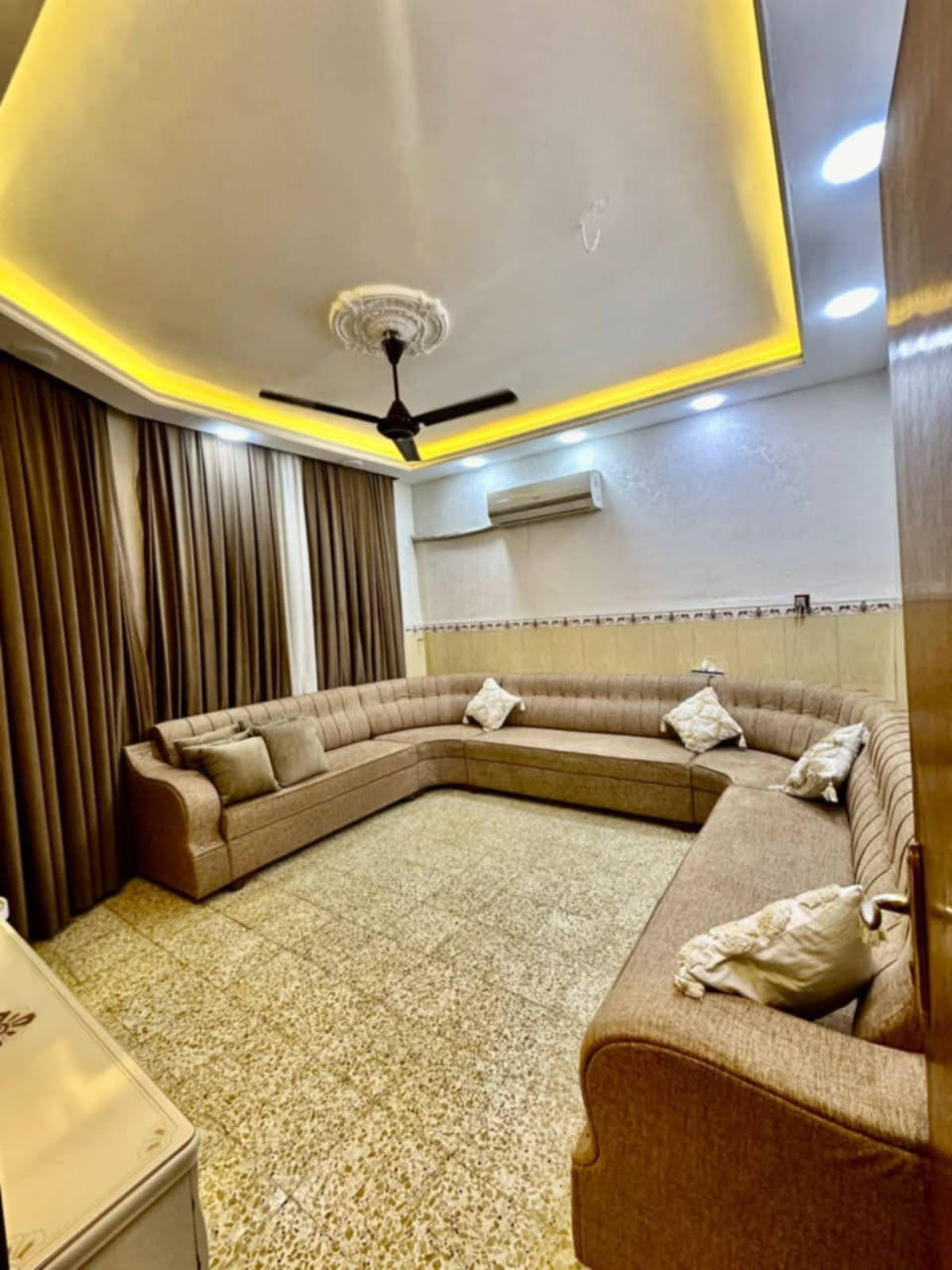 دار للايـــــــــــــــــجار الموقع حله /كراغول /قريب شارع -حله -ديوانيه -خلف صيدليه الكندي 
السعر /350 قفل 
للاستفسار مراجعه مكتب عقارات {#اضواءالمدينه}للمقاولات للعامه ☎️***********

المساحه /100 م /بدون اثاث يتاجر 

بيت للايجار طابقين يتكون من :3غرف نومً-صاله -كلدور -مطبخ
مجمع صحيات 

~~~~~~~~~~~~~

🌏موقع المكتب /حله /بدايه شارع 80 جهه كربلاء -مقابيل اسماك الشجيري
