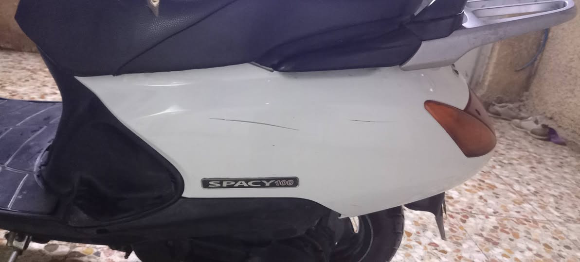 السلام عليكم للبيع سبيسي ياباني مابيه اي نقص تراي ناعم طسه كلش حلوه بس الدبل الأمامي نوعآ ما والخلفيات مابيهن شي شلعه معدل كهربائيات كله شغاله اشاير لايت ستاب لايت كيلو متر ميشتغل قفل جنطه بس يراد لسان والبريك الخلفي تخفيف مااعرف شبيه قمجي جديد وبنزات جديده ماكو بس يخفف الأمامي زين تشتغل سلف هندر محرك مجفت كله جديد  لاتنقيص ولا تبخير سعر 350 الف بي مجال المكان بغداد حي أور *********** راسلني عل واتساب
