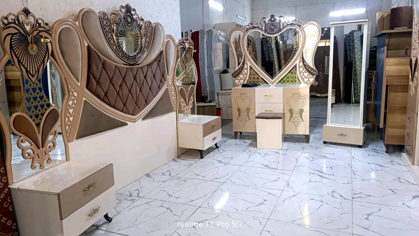 غرفه تركيه فول نضافه كنتور ضخم 3 متر سلايت 700 فقط واصل نقل وشد