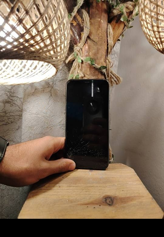 ايفون 11 برو ماكس نضيف كلش عدا الشاشه بيه فطر مثل مموضح بالصوره المس كله شغال طبيعي البطاريه ٨٠ سعر 250 وبي مجال كلش قليل رقم الهاتف فقط واتساب ***********
