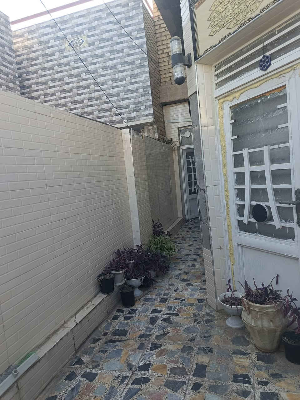 دار للبيع طابو صرف م ١٠٠ طابقين في الحر حي المؤمنين قرب شارع السايدين وقرب مدرسة سيد الماء . للاستفسار اتصل عالرقم ***********
