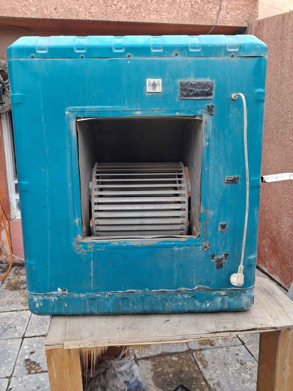 مبردة مستعملة شغالة كاملة مع مروحة سقفية شغالة سرعة بطيئة رسالة اولى بغداد هاتف واتساب***********
