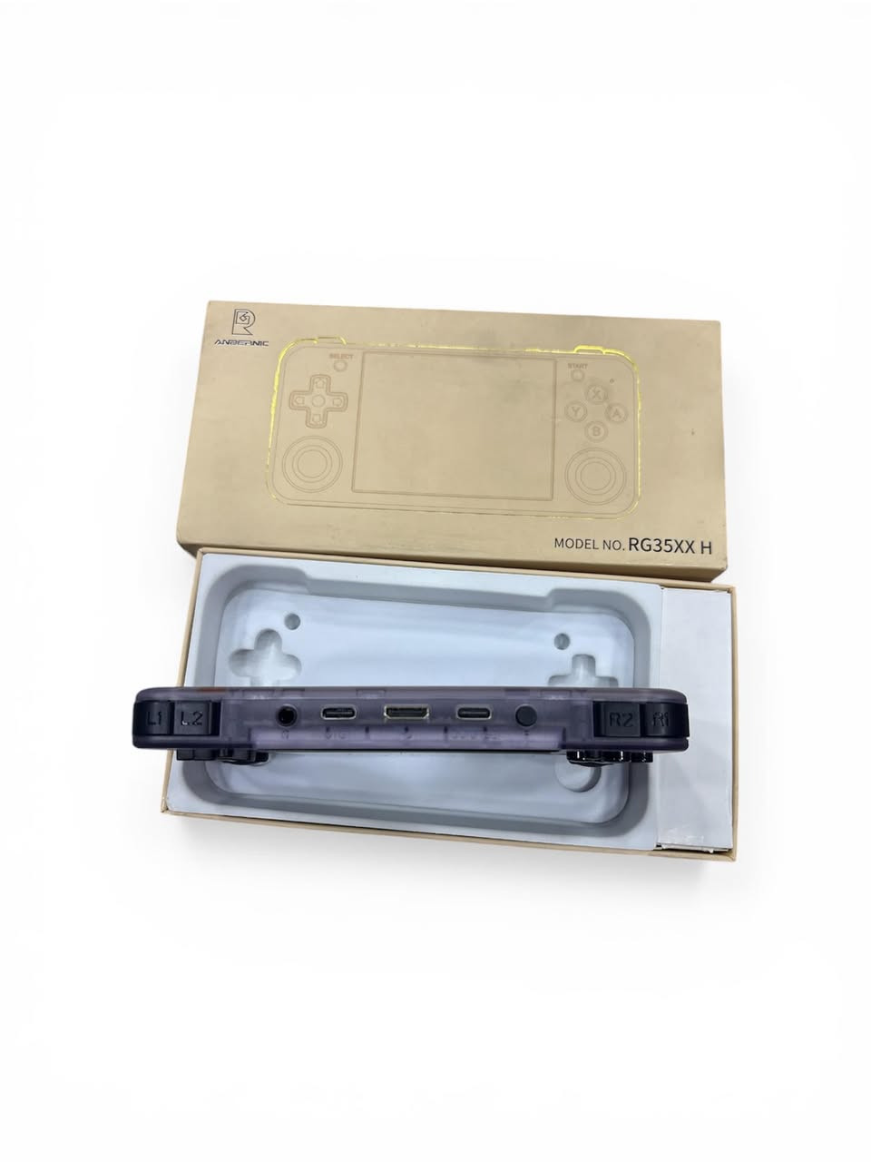 جهاز  ألعاب محمولة من طراز Anbernic RG35XX H. 
الشاشة: IPS بحجم 3.5 بوصة، ويعمل بمعالج رباعي النواة H700. 
الميزات: يحتوي على نظام Linux، ويدعم أكثر من 30 محاكيًا للألعاب الكلاسيكية. 
الاتصال: مزود بتقنية Wi-Fi و Bluetooth، بالإضافة إلى مخرج HDMI للتوصيل بالتلفاز. 
البطارية: بطارية بسعة 3300 مللي أمبير تدوم حتى 8 ساعات من اللعب
الذاكرة:64 كيكا
السعر 65.000


**إذا كنت صاحب هذا الإعلان وتريد حذفه لأي سبب، رجاءا أرسل رسالة إلى الدعم الفني**