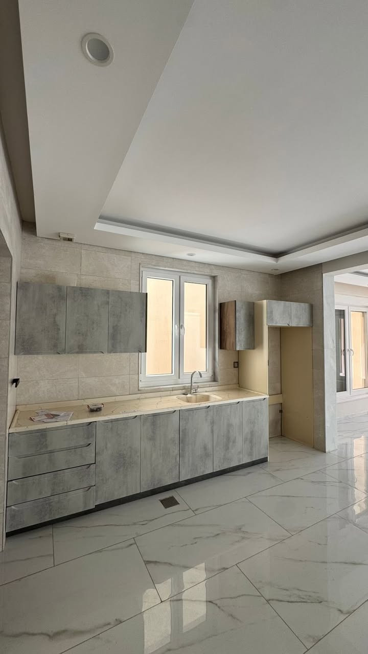 اتكونز - ازادي نوى
1300$ 
300م
طابقين
اربع غرف نوم

***********
