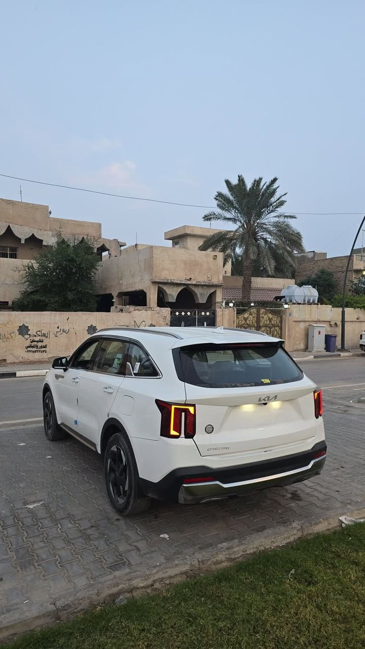 السلام عليكم 
 كيا سورينتو (للبيع) 
موديل 2024 
ماشيه 48 الف 

_____________

المواصفات 

الكشنات كهربائية
 
الكير ماوس وشفتات بالإستيرن 

الشاشه دجتل 

حساسات امامية وخلفية 

الهاند بريك دكمة

اوتو هولد 

بصمة +تشغيل عن بعد 

6 سلندر 3500

واير لس

كار بلاي 

لد على طول دشبول السيارة 

شاشة اكترونية + كامرة

تبريد خلفي (قطعتين)

دشبول اكتروني متصل شاشة كاملة 

7 راكب  

وتحكم ستيرن بالجهتين 
____________________
الضرر 
ربع صندوق تحت الرقم صبغ 
چاملغ الأيمن الخلفي(ربع ) صبغ ومعجون خفيف .

الجاملغ الأيمن شبر بارد وصبغ

الچاملغ الأيسر ضفر بارد 

هذا فقط ضررها 

السيارة سعرها 300 وبيها مجال للشراي وحك الجية .!
الرقم :***********
