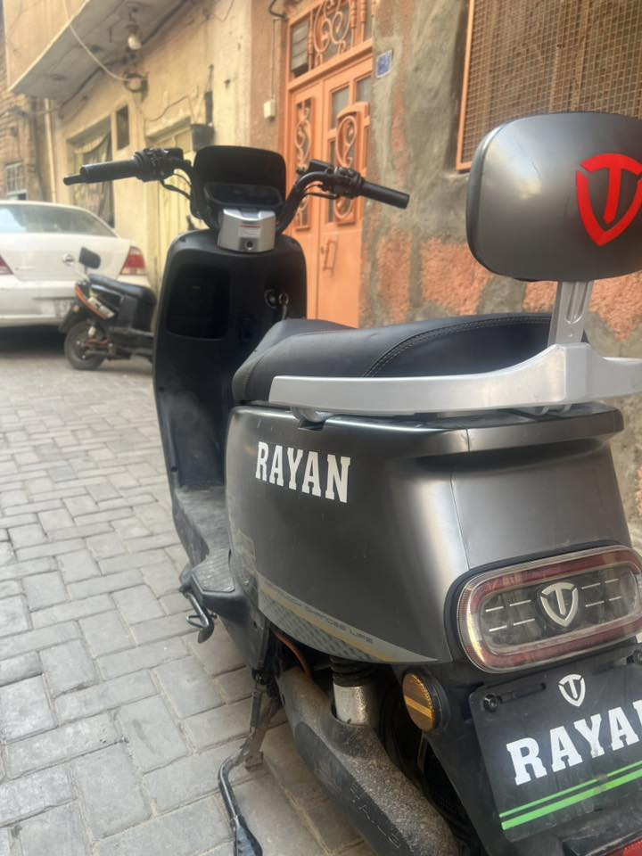 السلام عليكم 
للبيع فقط
ريان (RAYAN)✅
، وتحديداً الإصدار الثاني (موديل 2026) 
والمعروفة محلياً باسم "أم عيون
".المواصفات التقنية: تأتي الدراجة بمحرك بقوة 1200 واط، وتصل سرعتها إلى حوالي
60-65 كم/ساعة.البطارية 
والمدى: تحتوي عادةً على 6 بطاريات
، مما يمنحها مدى يتراوح بين 75 إلى 85 كيلومتر في الشحنة الواحدة.
المميزات الإضافية: تتميز بوجود بصمة تشغيل، وقفل ستيرن (مقود)، بالإضافة إلى شاشة عرض.
الاستفسار ***********
عنواني بغداد شارع الكفاح
