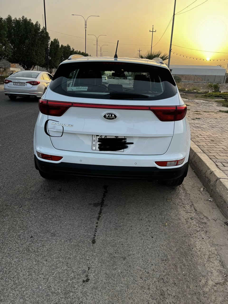 السلام عليكم
كيا سبورتاج موديل 2019خليجي

ماشيه 46 الف

محرك 4 سلندر / 2000 دوش

مواصفات عاديه 

سويج 

مري شفط 

ثلاث أنظمة قياده 

تحكم استيرن

تبريد قطعتين 

مانع تزحلق 

مكفوله من الصبغ 

بيها رصعه بالباب الخلفي 

مثل ما موضح بالصورة 

وشخط صغير اسفل الباب عكس السايمكان السيارة 

الأنبار / الرمادي مركز المدينة 

السعر 196 $ وبيها مجال

الاستفسار ***********
