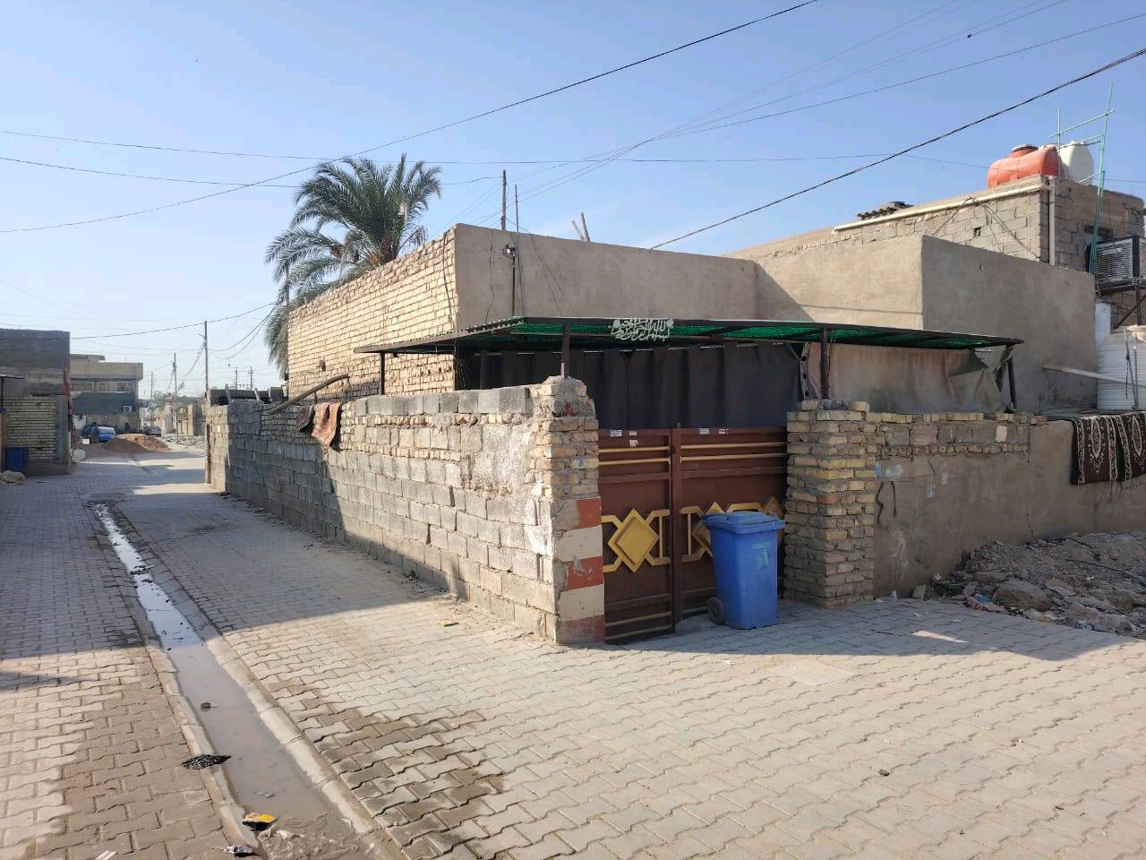 منزل للبيع بمساحة ٢٠٠م الوجه ١١.٥متر ونزال  ١٧.٥ 
موقعه ركن زنجيل طابق واحد بناء متوسط القدم يحتوي على ستقبال ومطبخ وحولي وغرفتان وصحيات ٣ 
موقع الشعلة الدوانم الزراعي سند ٢٥ 
شارع اسكله ابوموسى فرع المولد وجه الاخر شارع ابو دراج قرب اسواق الزيدي 
ما هو موقع البيت بالتحديد؟: 
الشعلة الدوانم شارع ابودراج قرب اسواق الزبيدي 
كم تبلغ مساحة العقار؟: 
٢٠٠م 
هل هناك أي غرف قابلة للتعديل أو التوسعة؟: 
نعم 
ما هو السعر المطلوب وما إذا كان قابل للتفاوض؟: 
١٣٠مليون وبي مجال 
هل المنزل متاح لمعاينة المشترين؟: 
نعم 