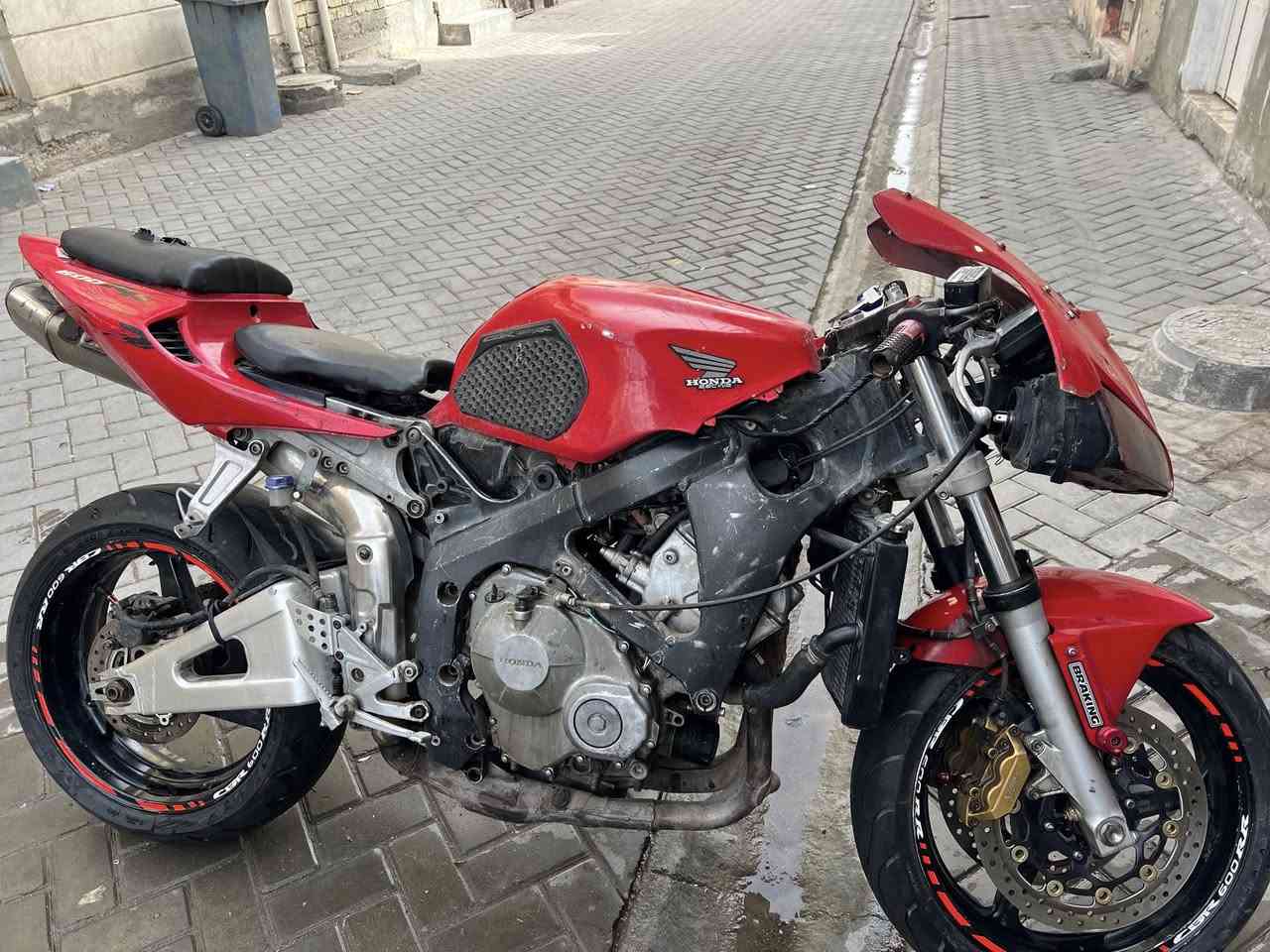 سلام عليكم
دراجه rr600 تشتغل عوزها كفرات ابيع على وضعها السعر 15 ورقة 
***********
