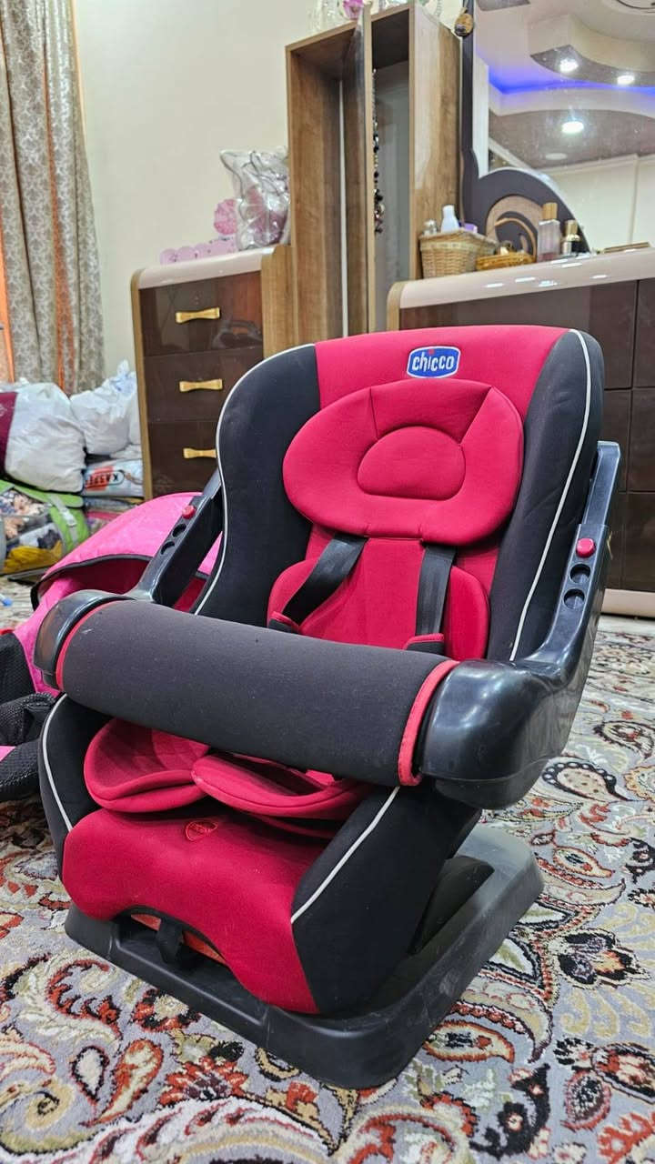 للبيع أغراض طفل مستعملة نظيفه :_
**كاروك مع التول فقط يكفي لعمر سنة ونص بسعر 75الف. 
**كرسي سيارة ماركة چيكو يتحمل وزن من( 9كيلو لغاية 18كيلو ) بسعر  65الف.
** كرسي هزاز مناسب للجلوس والمنام للطفل بسعر 15الف.
للتواصل واتساب *********** للجادين بالشراء فقط.
