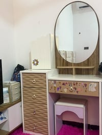 ميز تواليت • نظيف • قوي