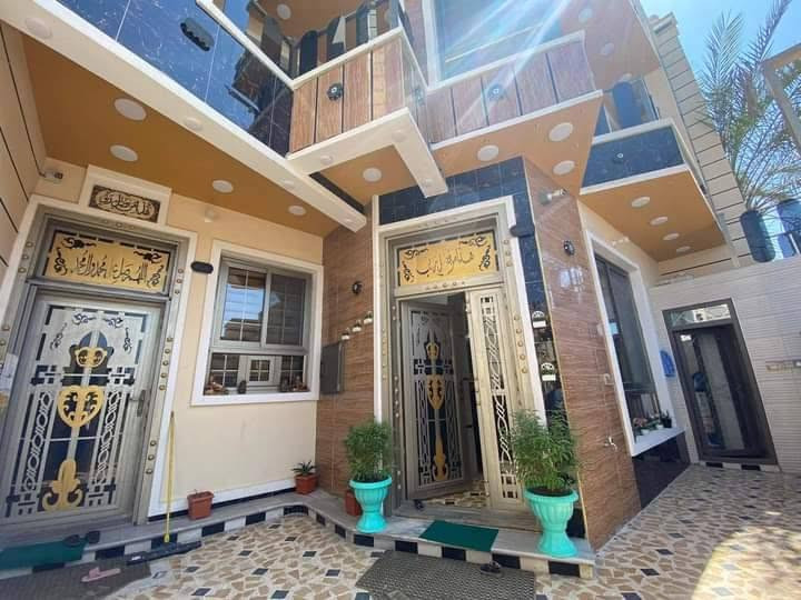 سلام عليكم بيت في حي تاميم الأولى قرب جامع احمد بن حنبل شارع ٨ متر وجه شارع ٨ متر مساحة بيت ٢٠٠ متر بيت يتكون من ٥ غرف نوم جبسن بورد منضومه كامرات منضومه غاز بيت فول منطقه كامله مجاري تبليط ملاحضه بيت يباع مع الاثاث تواصل خاص او الاتصال *********** /***********
