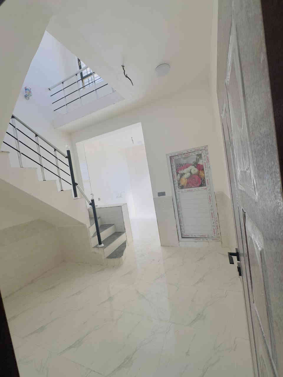 سلام عليكم يتوفر بيت مساحه 50متر طابو زراعي سند 25 اقرار محكمه صاير البيت داخل مجمع سكني يتوفر بيه كافت الخدمات من ماء وكهرباء ومجاري وتبليط يقع المجمع خلف جامعه كربلاء فريحه عن الامام ١٠دقايق  
ملاحظه البيت بناء طابق جمهوري 
السعر 52مليون 😇
الاتصال 
***********
