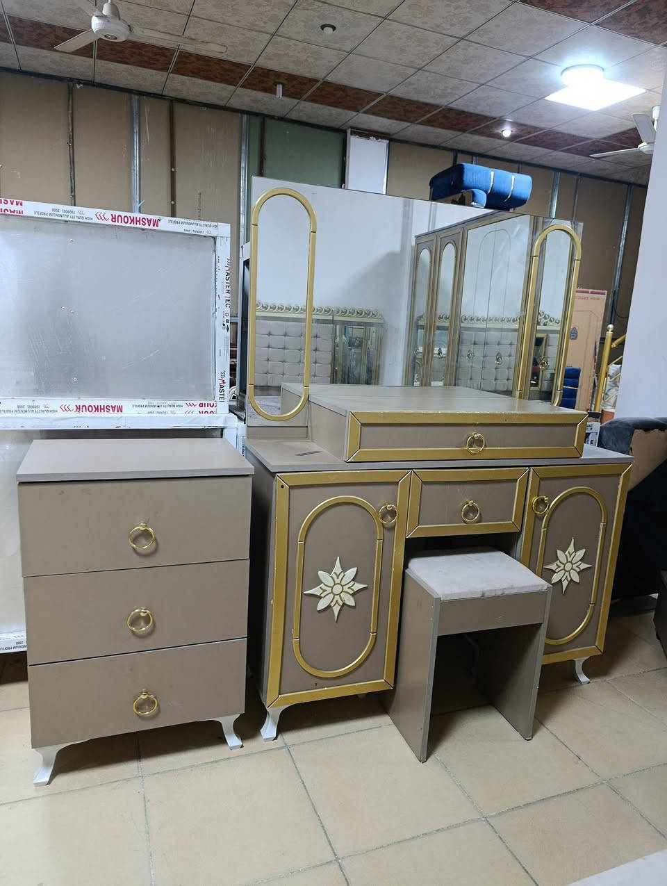 معرض أبو فواز للأثاث المنزلي
يتوفر لدى معرض ابو فواز للاثاث المنزلي الجديد والمستعمل 
غرف نوم تركي 9قطع 👌👌 استعمال قليل نظافة 90/100

العنوان تكريت شارع الزهور مقابيل كليه التربيه للبنات معرض ابو فواز للاثاث المنزلي الجديد 👉👉👌

للاستفسار. ***********
