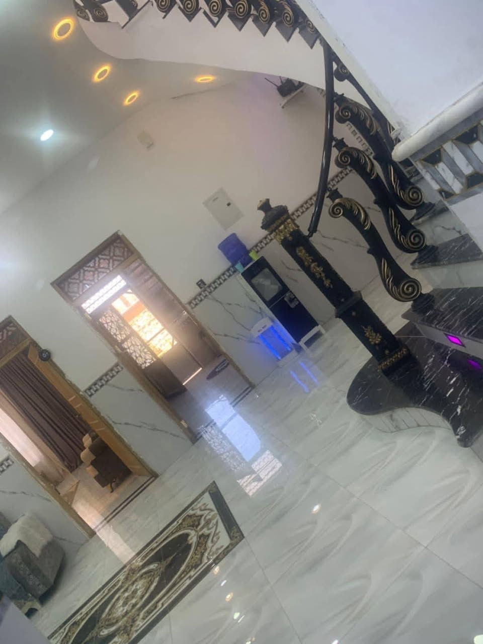 دار للبيع ع طريق بغداد منطقة أبو شطيب مجاور معمل غاز العبعوب الأهلي مقابل محطة الوقود الحكومية، مساحة 264 متر، 11*24، طابق ونصف
الطابق الأول يتكون من غرف نوم(سويت) +صالة+أستقبال +مطبخ+كراج  سيارة
أما الطابق الثاني يتكون من غرف نوم (سويت) +صالة
إضافة للمجموعة الصحية
زراعي سند23
سنة البناء 2022
السعر خاص أو الأتصال ع الرقم
***********
