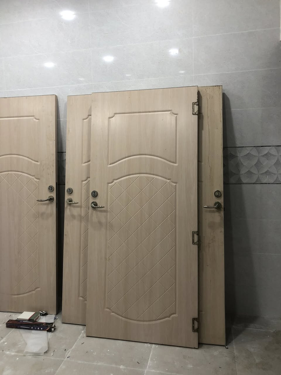 سلام علیک   چوار  دەرگا بۆ  فرۆشتن     درێژی  ٢٠٥  سم
نرخی هەر دەرگایەک   ٦٠ هەزار    دەرگاکان زۆر خاوێنن
لە هەولێر     ***********
