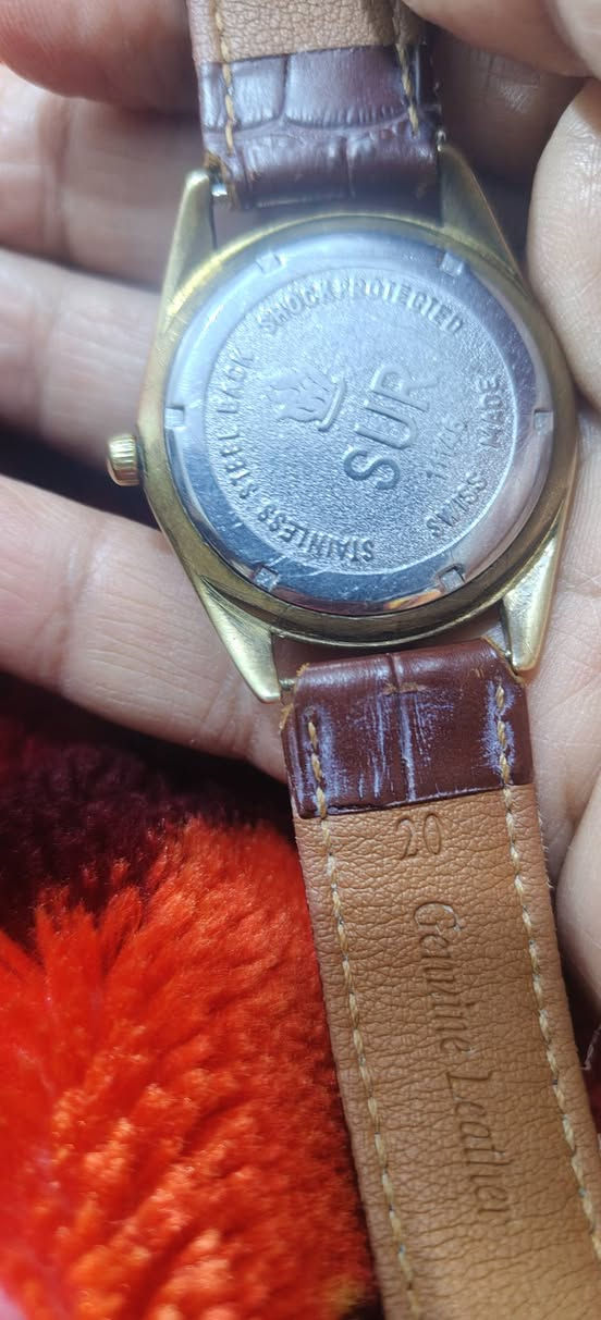 بسم الله الرحمان الرحيم
ساعة سور سويسري فنتج
تكويك انتاج قديم نظافة جيدة قطره 36.7 ملم
تعمل بكفائة 
لتفاصيل اكثر او الحجز مراسلة الصفحة او الاتصال واتساب
***********
🌹الصدق والامانة شعارنا🌹
