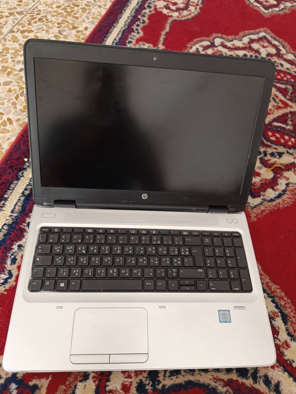 HP ProBook 450 G5 Laptop – Intel Core i5-7200U – 8GB RAM – 256GB SSD –vega intel - 15.6″ Display
💼 HP ProBook 450 G5

لابتوب الأعمال المتوازن - تصميم أنيق بأداء معقول

HP ProBook 450 G5 - لابتوب أعمال عملي من HP مع تصميم أنحف وأحدث من الأجيال السابقة! مزود بمعالج Intel Core i5-7200U من الجيل السابع، رام 8GB DDR4-2400، قرص صلب 256GB SSD

⚙️ المواصفات التقنية الكاملة

المواصفة

التفاصيل

الموديل

HP ProBook 450 G5 Notebook PC

المعالج (CPU)

Intel Core i5-7200U الجيل السابع

السرعة

2.5 GHz (TurboBoost حتى 3.1 GHz)

الأنوية

2 أنوية (ثنائي النواة، 4 خيوط)

الكاش (Cache)

3 MB Smart Cache

الذاكرة (RAM)

8 جيجابايت DDR4-2400MHz

الحد الأقصى للرام

32GB DDR4 (فتحتين SODIMM)

التخزين

256GB SSD M.2 NVMe

إمكانية التوسع

حتى 2TB SSD + 2TB HDD (فتحة M.2 + فتحة 2.5")

الشاشة

15.6 بوصة  HD (1366×768)

نوع الشاشة

SVA Anti-Glare LED، 220 nits، 45% sRGB

كارت الشاشة (مدمج)

Intel HD Graphics 620

كارت الشاشة (اختياري)

البطارية

48Wh (3 خلايا Li-ion) - تدوم حتى2-4 ساعات 🔋

الوزن

2.1 كجم

السُمك

20.8 - 22.8 ملم

نظام التشغيل

Windows 10 Pro 64-bit

المميزات الإضافية

USB Type-C، لوحة مفاتيح Backlit (اختياري)، Fingerprint، DVD Drive (اختياري)

🧠 المعالج: Intel Core i5-7200U - موفر وكفء

معالج Kaby Lake من الجيل السابع - فئة U (Ultra-low power) موفر للطاقة!

🔵 السرعة الأساسية:

2.5 GHz

⚡ Turbo Boost:

حتى 3.1 GHz

🔥 الأنوية:

2 Cores / 4 Threads

⚙️ TDP:

15W (موفر جداً)

✅ مميزات المعالج:

  معالج Kaby Lake من الجيل السابع

  أداء جيد للمهام المكتبية

  استهلاك طاقة منخفض جداً (15W)

  مناسب لـ Office، التصفح، البريد الإلكتروني

  بطارية تدوم طويلاً

🎨 كارت الشاشة: Intel HD Graphics 620

🔵 Intel HD Graphics 620

(النسخة القياسية - مدمج)

  مدمج في المعالج

  مناسب للمهام المكتبية

  Office والتصفح

  مشاهدة فيديو Full HD

  موفر للطاقة

🏗️ التصميم - أنيق وعملي.  

لتواصل اتصال او واتساب 

***********
