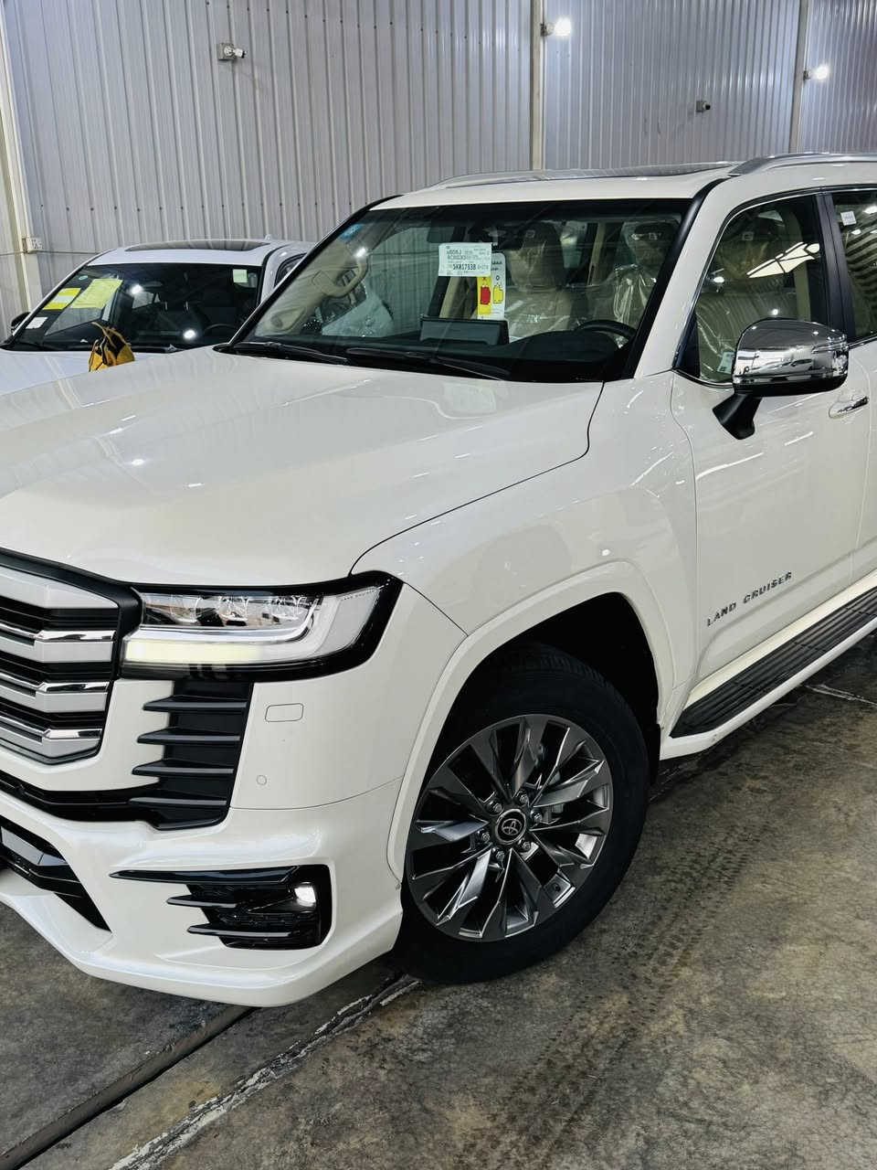 ╔🔥♥️ مجموعة الملك لتجارة السيارات ♥️🔥══╗

♥️عروض العيد الفطر المبارك اركبو خلو عيديتكم علينه

🔥 عروض الأسعار نار – تويوتا لاندكروزر 2024 🔥

🚘 تويوتا لاندكروزر VX PLUS LIMITED

📅 موديل: 2024
📍 الممشى: 29 ألف كم
✅ ضمان ساس 4 سنوات

✨🔥المواصفات الأساسية:
 • محرك 4.000 تنفس طبيعي 
 • ناقل حركة أوتوماتيك 10 سرعات
 • نظام دفع رباعي 4×4
 • 7 مقاعد جلد فاخر مع تدفئة وتبريد
 • شاشة وسطية 12.3 إنش
 • نظام صوتي JBL – 14 سماعة
 • فتحة سقف 
 • شحن لاسلكي + ثلاجة وسطية
 • Head-Up Display
 • كاميرات محيطية + حساسات
 • نظام أمان Toyota Safety Sense
 • باب خلفي كهربائي
 • جنوط 20 إنش

⸻

📍 العنوان: بغداد – الكريعات نهاية شارع المعارض
📞  *********** – *********** 

🔥 استغل العرض 🔥
