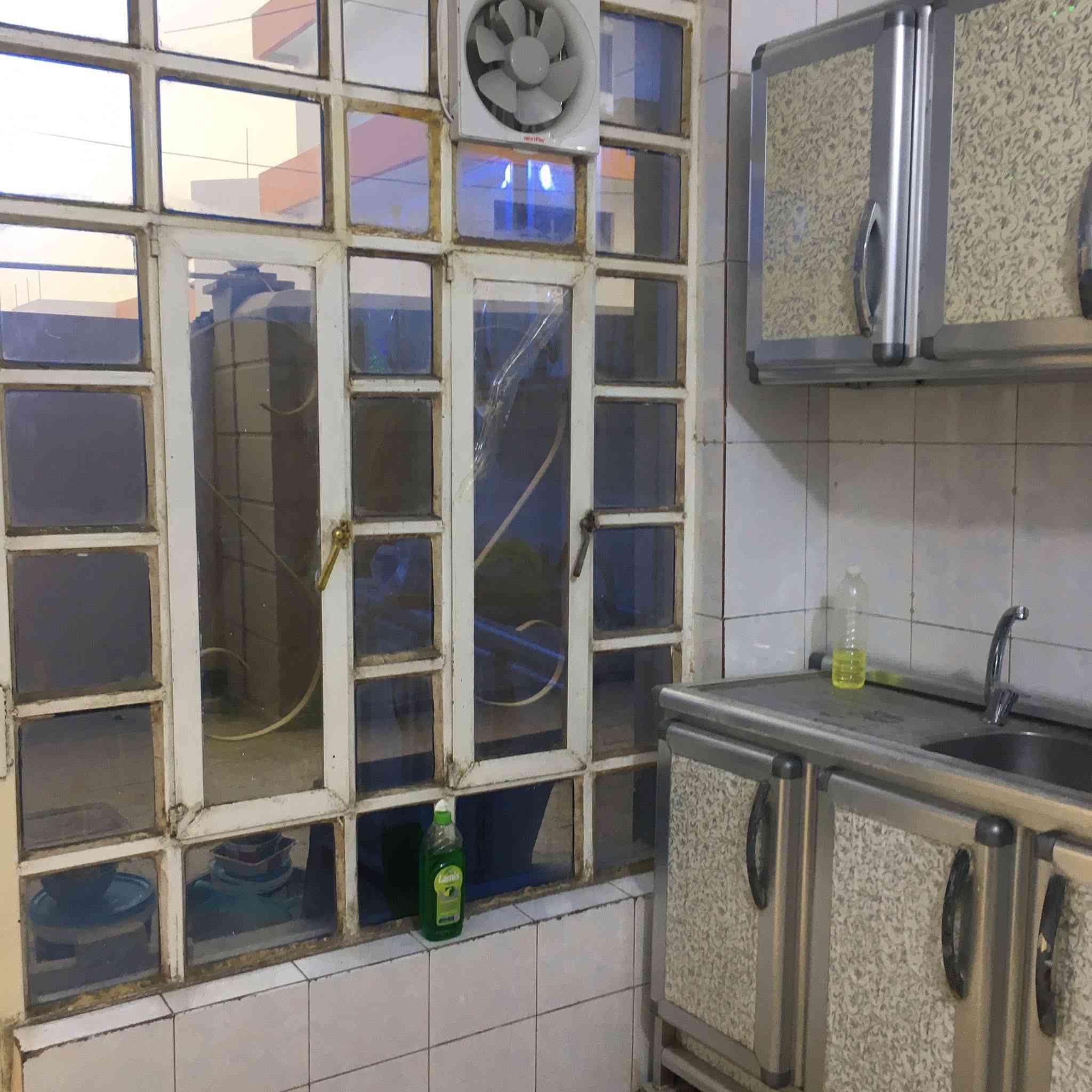 #عاجل
عندي بيت للايجار في حي السلام – قرب المدارس

بمساحة 100 متر مربع، يتكون من طابقين، ويشمل:

ثلاث غرف نوم، صالة، استقبال، مطبخ، صحيات، وطارمة كبيرة.

الدار نظيف جداً وجاهز للسكن، ومجهز بالكامل بخط مولدة، ماطور ماء، سخان، خزان ماء، إنارة كاملة، وكاونتر

للاستفسار الاتصال على الأرقام التالية فقط غير متواجد عبر الفيس :

***********

***********
