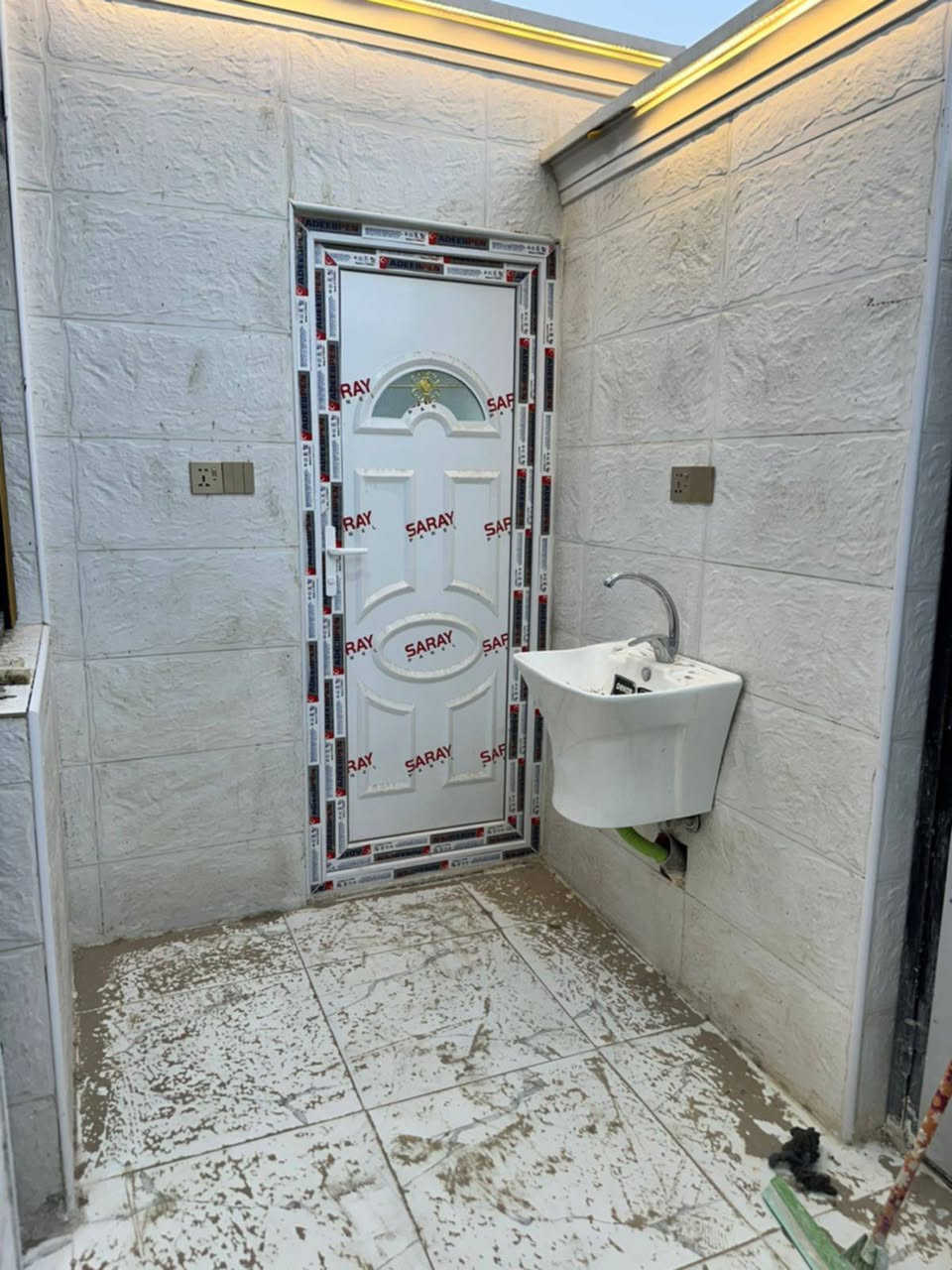 🫲السلام عليكم 
بلاش بلاش 
🏠بيت🏠 للبيع في النجف لاشرف حي النداء 

📐المساحه 100 م 

🔸منطقت 56 البيت قريب ع 60 العرضي لاول قريب ع 🔹موقف الكيات مكانه كلش حلو 

🧱اساس صب سكف صب طابوق نهروان  بناء درجة اولى 

يحتوي ع 

🔸استقبال صاله مطبخ غرفه نوم حمام توليت مكشوفه 
الطابق الثاني غرفتين وصاله وحمام وصطح 

⁉️لاستفسار اتصل او مرسله ع الخاص واتساب 

***********
***********
ابو زينب للعقار
