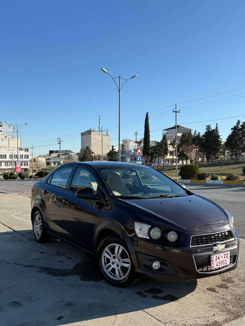 شۆفلێت سۆنیک ٢٠١٣
سەیارەکە براوەی دوبەیە
سەیارەکە زۆر زۆر جوان و بێمەسرەفە
چوار تایە و ویلی لۆکی لە ژێرە
گیر و مەکینە و کارەبایاتی بە شەرت
سەیارەکە مالی دۆستە
زۆر زۆر کەم مەسرەفە بانزین زۆر کەم ئەخوات
سەیارەکە ناو زەردە و شاشە گەورەیە تاقم کوشنێکی زۆر جوانم گرتوە
تەبریت گەرم و سارد بە شەرت
برێک و هەموو گیانی مەزبوتە

سعری ٤٠ گەڵاو مەعامەلەیەکی کەم
 
گۆرینەوەش ئەکەم لەسەر دڵ گرتن

*********** السليمانية, العراق
