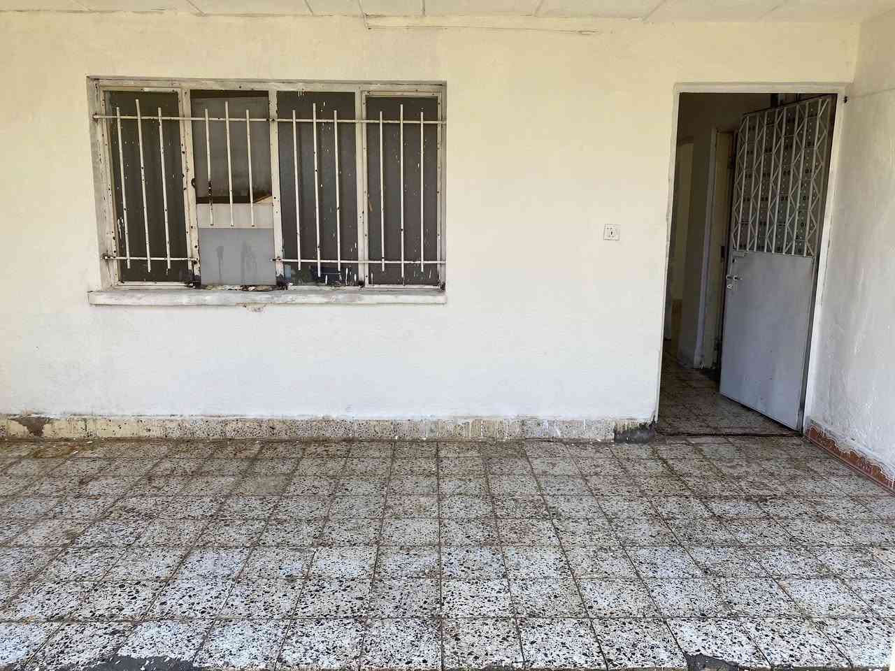 الدار للبيع المساحة ٣٠٠ متر طابوا ملك صرف
الموقع الانبار الرمادي السكك
يحتوي على صالة ، ثلاث غرف نوم ، مطبخ ، حمام ، بيتونة
كراج ، حديقة وترك جانبي. 
للاستفسار التواصل على الرقم ***********
