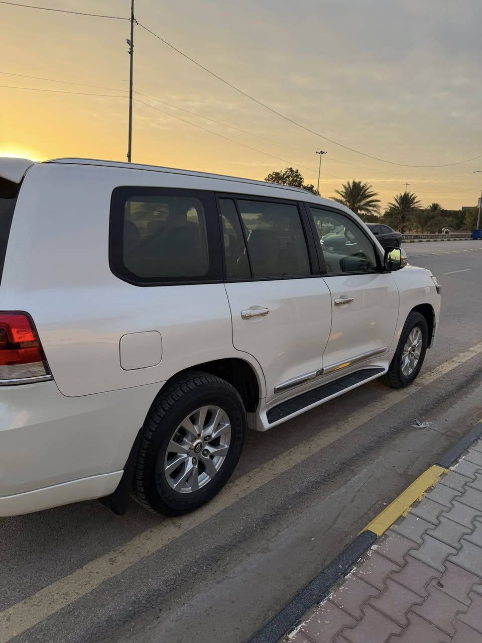 لاندكروز GXR 2016 
كفاله عامه من الصبغ والتبديل جديدة رقم بغداد وفحص وسنويه كله جديد

المواصفات
سلايد
كراسي السايق  وكهرباء 
جلد الكراسي 
محرك 6 سلندر. 4000
شاشة
بصمه
انارة ترحيب
LAND CRUISER دوسات ليزرية كتابة
ثلاجة
حساس امامي+خلفي
بجم زنون
مري قلاب
وباقي المواصفات المعروفه
ماشيه 190 الف كيلو
صدر امامي خلفي كير محرك كهربائيات تخم تاير كلة بشرط السعر 443 وبيها مجال 
استفسار ***********
