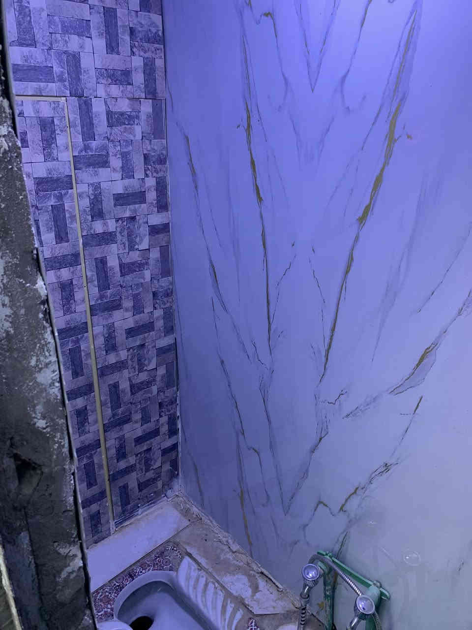 سلام عليكم بيت للبيع العنوان شارع المطار زراعي حي ميسان عامود 242 مقابيل العسكري قرب مضيف ال شبل منطقه متكامله من كلشي خدمات عامه مساحة البيت 60 متر يحتوي على مطبخ واستقبال مفتوح على المطبخ وحمام وتواليت منفصل وغرفه كبيره ومنور صغير وبيتونه وشارع زين عريض وجيران ورود للتواصل على الماسنجر أو الواتساب رقم *********** السعر 22 وبي مجال ويرهم إقصاد بمقدمه زينه
