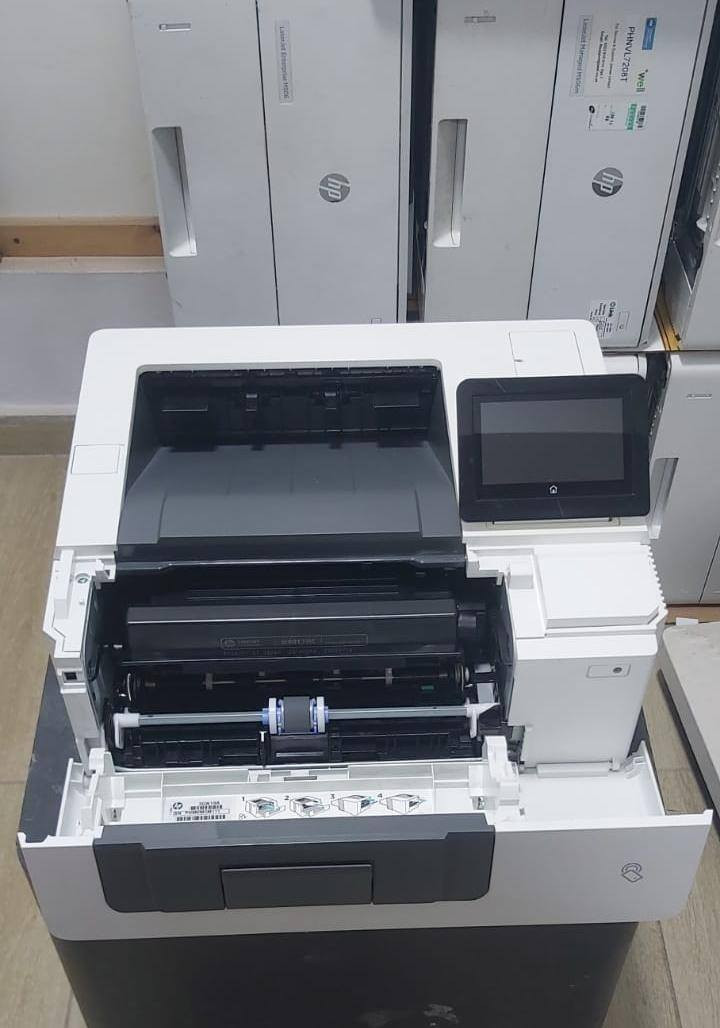 Hp E50045
Wireless 

طابعة ليزر أحادية اللون (ابيض واسود) عالية الأداء
سرعة الطباعة تصل إلى 43 أو 45 صفحة في الدقيقة
طباعة علي الوجهين
الدرج 1 : سعة الورق 100 ورقه
الدرج 2 : سعة 550 ورقة
شاشة تاتش الوان لسهولة التعامل 
طباعة مباشرة من الموبايل 
حبارة (87A)


**إذا كنت صاحب هذا الإعلان وتريد حذفه لأي سبب، رجاءا أرسل رسالة إلى الدعم الفني**