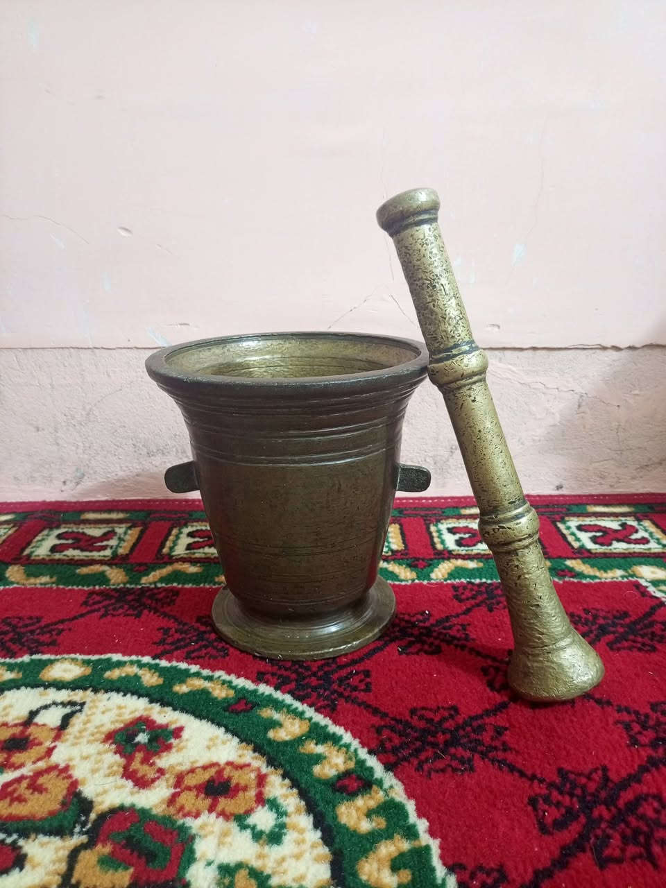 هاون بغدادي ابو التراجي قديم جداً جداً ارتفاع 20سم واليده 31سم
للبيع ‏‪***********‬‏ يوجد توصيل كافة المحافظات
