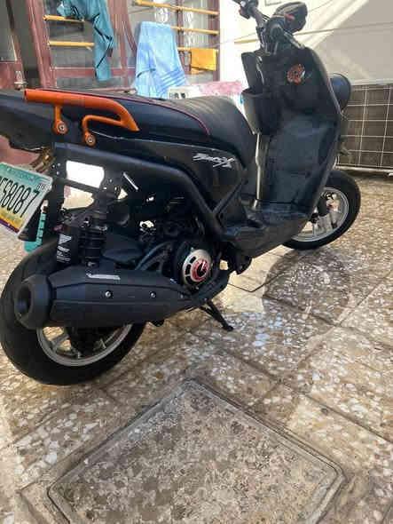 سلام عليكم شباب جبلي ام عيون للبيع دراجة مزودة وكفالة عامة تجي تفحص وتكلب بيه ستيرن رياضي ويالة  وفج وفلنجة وصدر امامي وصدر خلفي وقاعدة رقم بكلايت r6 وبيه كلجات wf وقبق كلجات قباقه مكينة زرك بعد خير من الله غراض بيه سعرة 1300وبيه مجال مكان الامين الثانيه متواجد واتساب وعل رقم ***********
