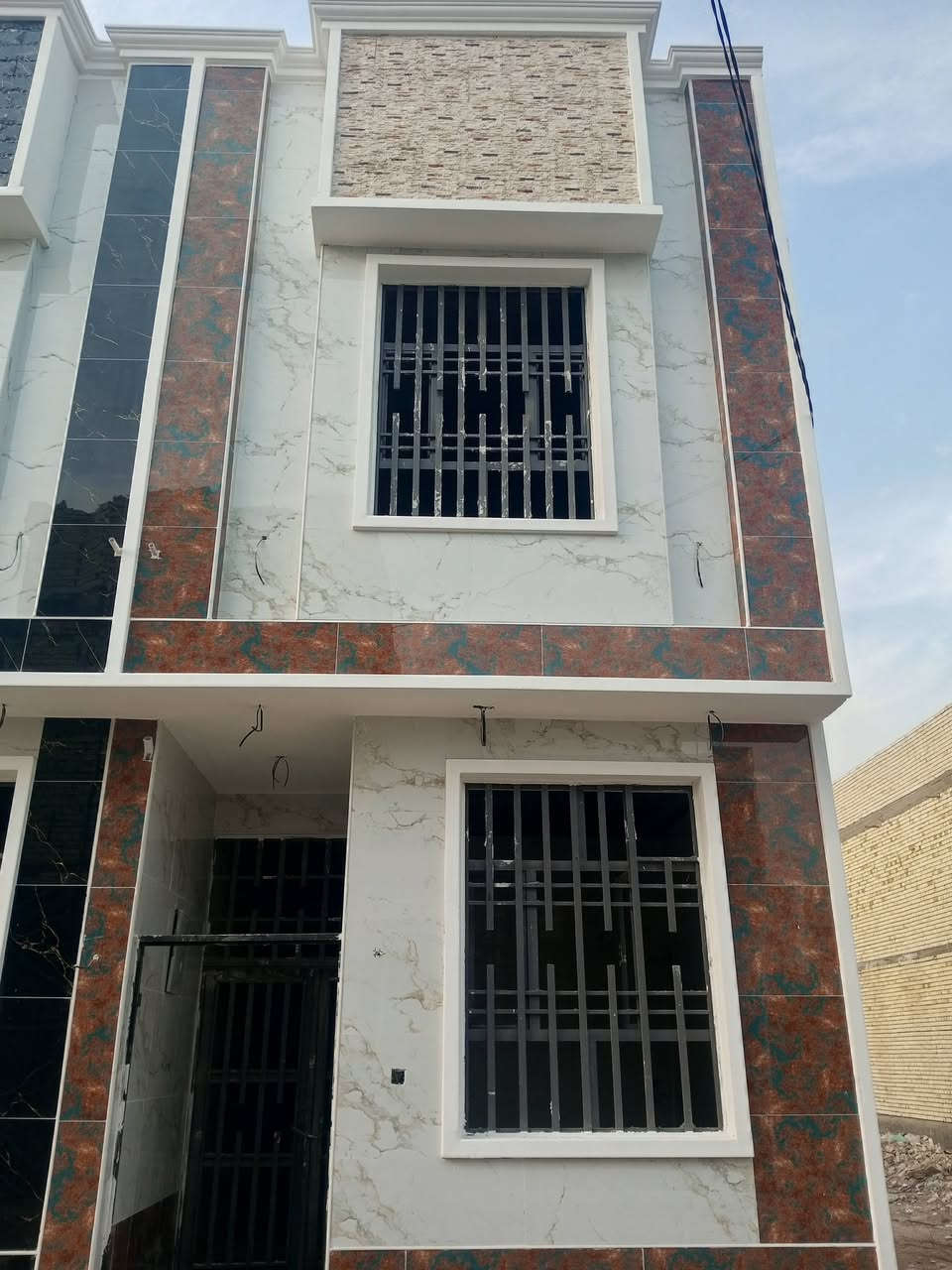 بيت 50 متر طابقين للبيع تسليم مفتاح العنوان كربلاء حي العباس قرب الحولي السايدين يبعد عن لامام كيلوين يرهم حسينيه او سكن السعر 80 وبي مجال ***********
