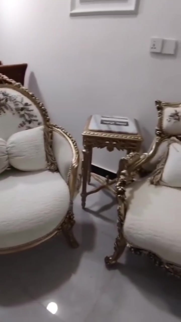 فخامة الأثاث المصري.. الآن في قلب العراق

يا أهل العراق الطيبين.. أهل الكرم والذوق الرفيع. لأن بيوتكم تستاهل الدلال، ولأن ذوقكم ما يرضى إلا بالملكي.. (حسام جمعة للأثاث العالمي) جاب لكم قطع فنية محفورة باليد من قلب دمياط، مخصصة للي يدور على الفخامة والضمان.

أثاث كلاسيكي ونيوكلاسيك بنقوش أويما يدوية فاخرة.

خشب زان أحمر أصلي يتحمل ويعيش للعمر.

دهانات ذهبية ملكية وتشطيبات عالمية تملي العين.

من مصر إلى الفلوجة وكل مدن العراق.. شغلنا يوصل لحد باب بيتك بتغليف احترافي يضمن لك السلامة والجمال.

للحجز والاستفسار، تواصلوا معنا الآن:

[00201040899991

حسام جمعة للأثاث العالمي.. للأثاث عنوان، وللفخامة تاريخ.


**إذا كنت صاحب هذا الإعلان وتريد حذفه لأي سبب، رجاءا أرسل رسالة إلى الدعم الفني**