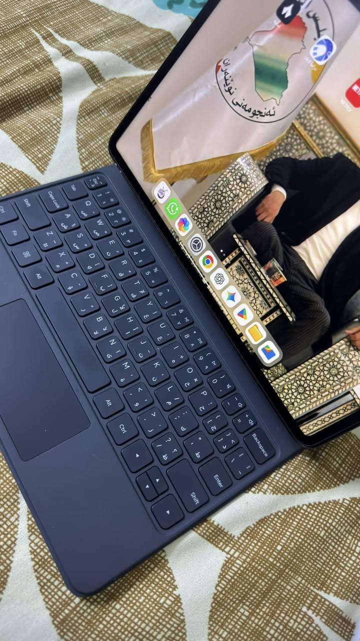 عدي هذا شاومي 7 برو هو و كيبوردة 
ذاكرتة 512
مشحون 56 مرة
بطاريتة 100
بي شخطين واحد صفح واحد جوة. 
ب650 الف و عاشو عيشة سعيدة 
*********** بغداد حي الجهاد معندي توصيل
