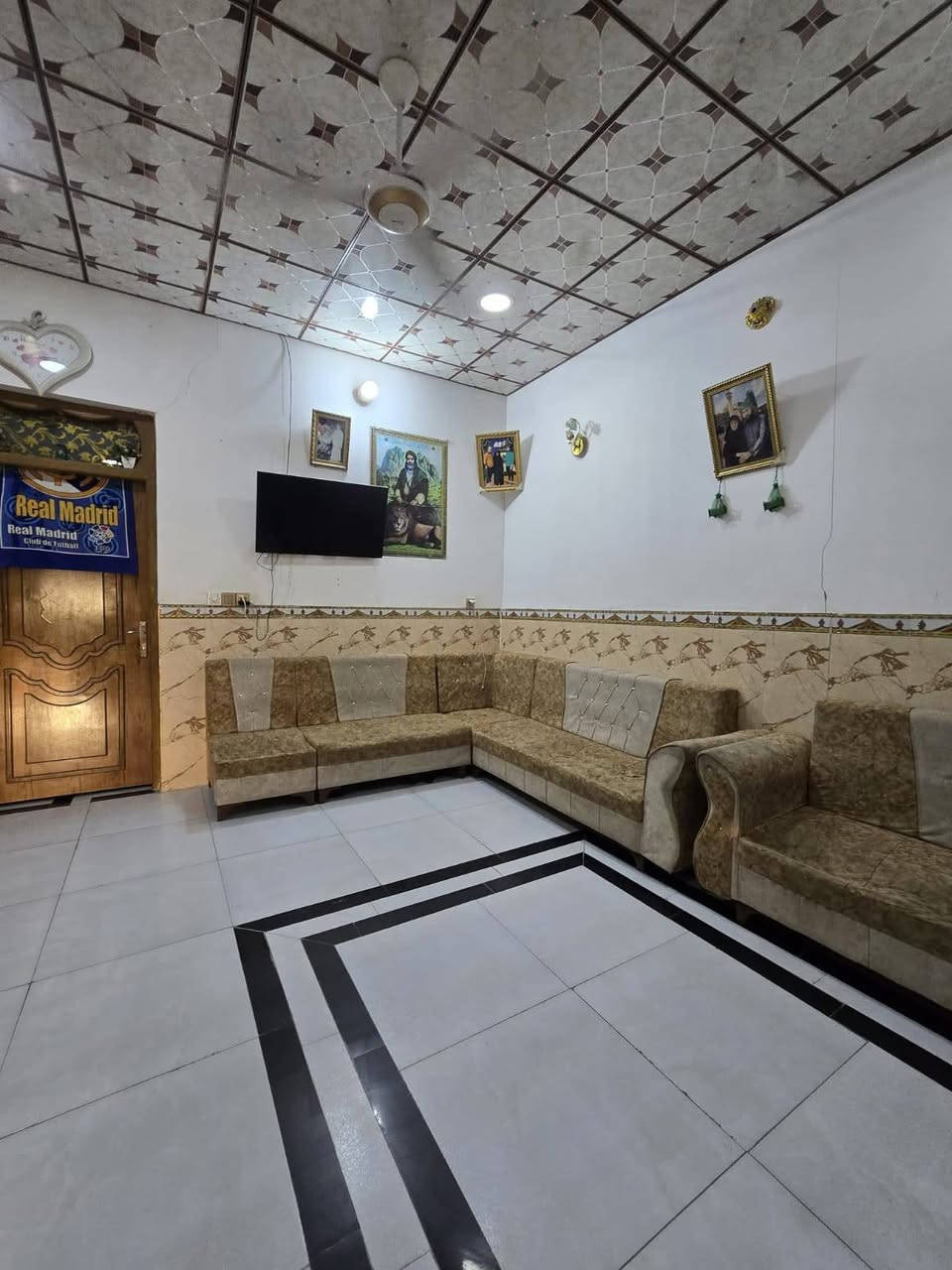 بيت للبيع 

البراكيه شارع المطار القديم 

مقابيل شارع السبيس

المساحه 100م

يحتوي على غرفتين وصاله ومطبخ واستقبال وصحيات 
داخليه وخارجيه 

بناء درجه اولى صب كونكريت سقف واساس 

بناء طابوك 

تواصل خاص او عبر الواتساب 

***********
