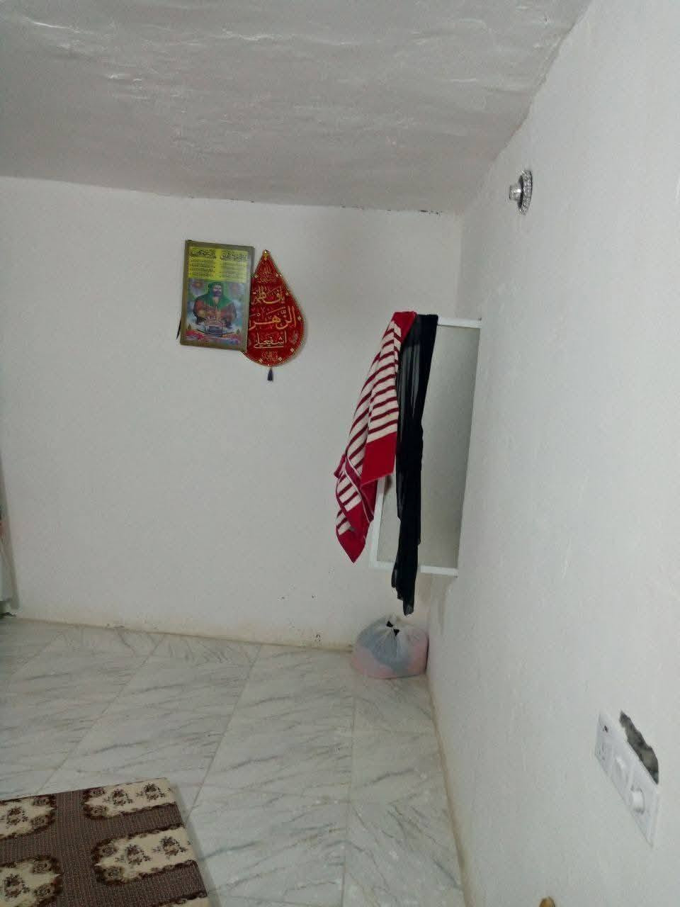 متوفر بيت للبيع مساحة 100متر 
طابق واحد نضيف 
تفاصيل حمام خارجي وطرمه  وستقبال طولها 7مترات ومطبخ  وحمام كبير داخلي وغرفه 
ودرج خارجي 
ملاحضه لبيت اعله من الشارع خريطه جديده مسويها 
بناءوسيراميك وبياض جديد بواري جديده مجاري جديده انسه شي اسمع نزح شتايكر جديد. 
نقص بس واجهيه يرادلها ترتيب 
موقعه 4000شارع مقابيل اسواق علي ابو العيش 
قريب شارع تقريبن 5بيت عن شارع 
الاستفسار خاص


**إذا كنت صاحب هذا الإعلان وتريد حذفه لأي سبب، رجاءا أرسل رسالة إلى الدعم الفني**