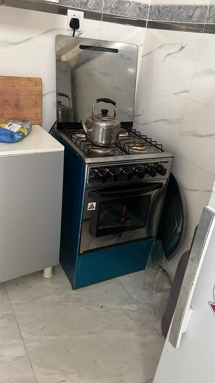 غراض بيت للبيع 
كاونتر 
طباخ 
غساله نص تخم 
طبلات 
مكنسه 
ميز بلازمه
فرشات ثنين قياس ٣ب٤ 
مخاد طبيه عدد ١٠ 
مراوح ٤ 
***********
