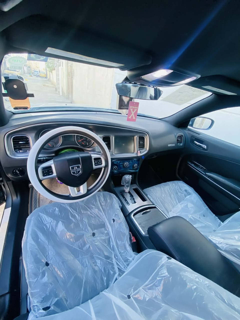 السلام عليكم رمضان كريم عليكم شباب جارجر موديل 11 للبيع كفاله عامه فقط رش كد شبر بالباب الخلفي ورا الصدر جديده السياره مامشتغله خط ولاماشيه مال بيت مكينه كير حداديه اكسل تبريد كله ع وضع الشركه السياره احلى من الصور السعر 148 وبيه مجال بصيط اني مكلف بالنشر مكان السياره الديوانيه اتصلو ع الرقم ***********
