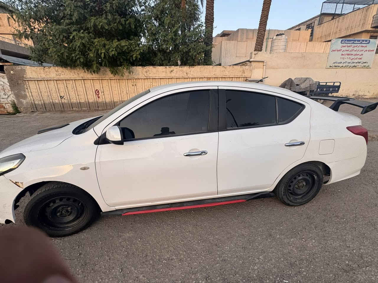 نيسان سني 2018 للبيع رقم واسط باسمي بيها قطعه صبغ بين الجاملغ والباب خلف السائق وشبر صبغ بالجاملغ الامامي مكينه وكير سليم صدر امامي خلفي جديد استوني مبدله كهربائيات كلها شغاله لايت زنون 
السعر:88ورقه قفل قفل 
المكان واسط الكوت 
***********
