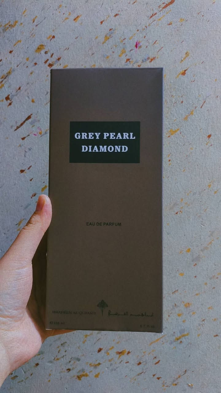 1)عطر "غري بيرل دايموند" (Grey Pearl Diamond) من ماركة إبراهيم القرشي، وهو عطر شرقي زهري للجنسين. 
2)عطر Cuban Tobacco من مجموعة التوباكو الخاصة بـ إبراهيم القرشي. 
نوع العطر: إكستريت دي بارفيوم (Extrait de Parfum) مركز، للجنسين. 
المكونات العطرية: مزيج من التوباكو الكوبي والكاكاو في المقدمة، قلب من خشب الصندل والجلد والفانيليا، وقاعدة من العسل وجوز الهند. 
الحجم: 100 ملل.


**إذا كنت صاحب هذا الإعلان وتريد حذفه لأي سبب، رجاءا أرسل رسالة إلى الدعم الفني**
