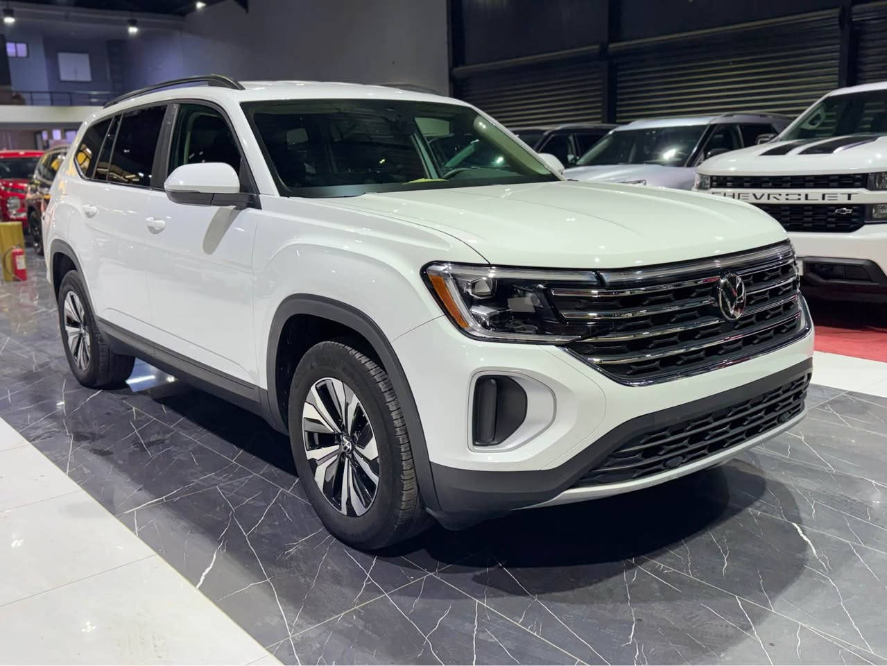 السلام عليكم
سعر : ٢٣٥ ورقة 
نوع سيارة : فولكس واكن اطلس 
موديل : ٢٠٢٥ 
ماشية : فقط ١٠ الف
مواصفات SE ( كشنات جلد-كشنات تبريد هيتر -مرايات -رادار-بصمة-كاميرا-لايت ليد امامي-خلفي)
حادث خلفي مو بجم بجم كبس  ارباك بس تكمة
١-باب خلفي سايق صبغ جاملغ خلفي تعديل صندوق مبدل نفس لون جاملغ خلفي سكن صبغ شبر بالقمارة صبغ
(قطعتين صبغ-واحد قطعة مبدل واحد قطعة تعديل)
 1V2DR2CA7SC531204
مكان اربيل ١٠٠ م شركة ريبوار سالار 
*********** أربيل, العراق
