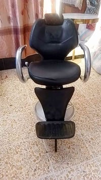 كرسي حلاقه نضيف للبيع جك شغال بس راجع لا واتساب 07878969430