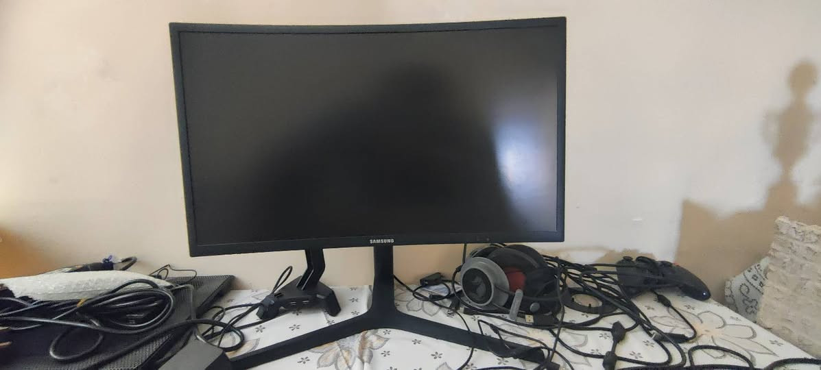 شاشة Samsung 24fg73
مواصفتها 

Display: 24" VA Panel, 1800R Curvature, Quantum Dot Technology

Resolution: Full HD (1920 x 1080) at 16:9 aspect ratio

Refresh Rate: 144 Hz (supports 48-144 Hz range)

Response Time: 1ms (MPRT)

Brightness: 350 cd/m² (Typical)

Contrast Ratio: 3000:1 (Static)

Color Gamut: sRGB 125% (Typ.), NTSC 88%

Connectivity: 2x HDMI, 1x DisplayPort, Headphone jack

Gaming Features: AMD FreeSync, Low Input Lag Mode, Refresh Rate Optimizer, Black Equalizer

Stand: HAS (Height Adjustable Stand) - 3-way adjustable (Tilt, Swivel, Pivot)

VESA Mounting: 75 x 75 mm

Viewing Angle: 178° (H) / 178° (V) 

سعرها 150 وبيها مجال شي مجال

مكان بغداد حي جميلة


**إذا كنت صاحب هذا الإعلان وتريد حذفه لأي سبب، رجاءا أرسل رسالة إلى الدعم الفني**