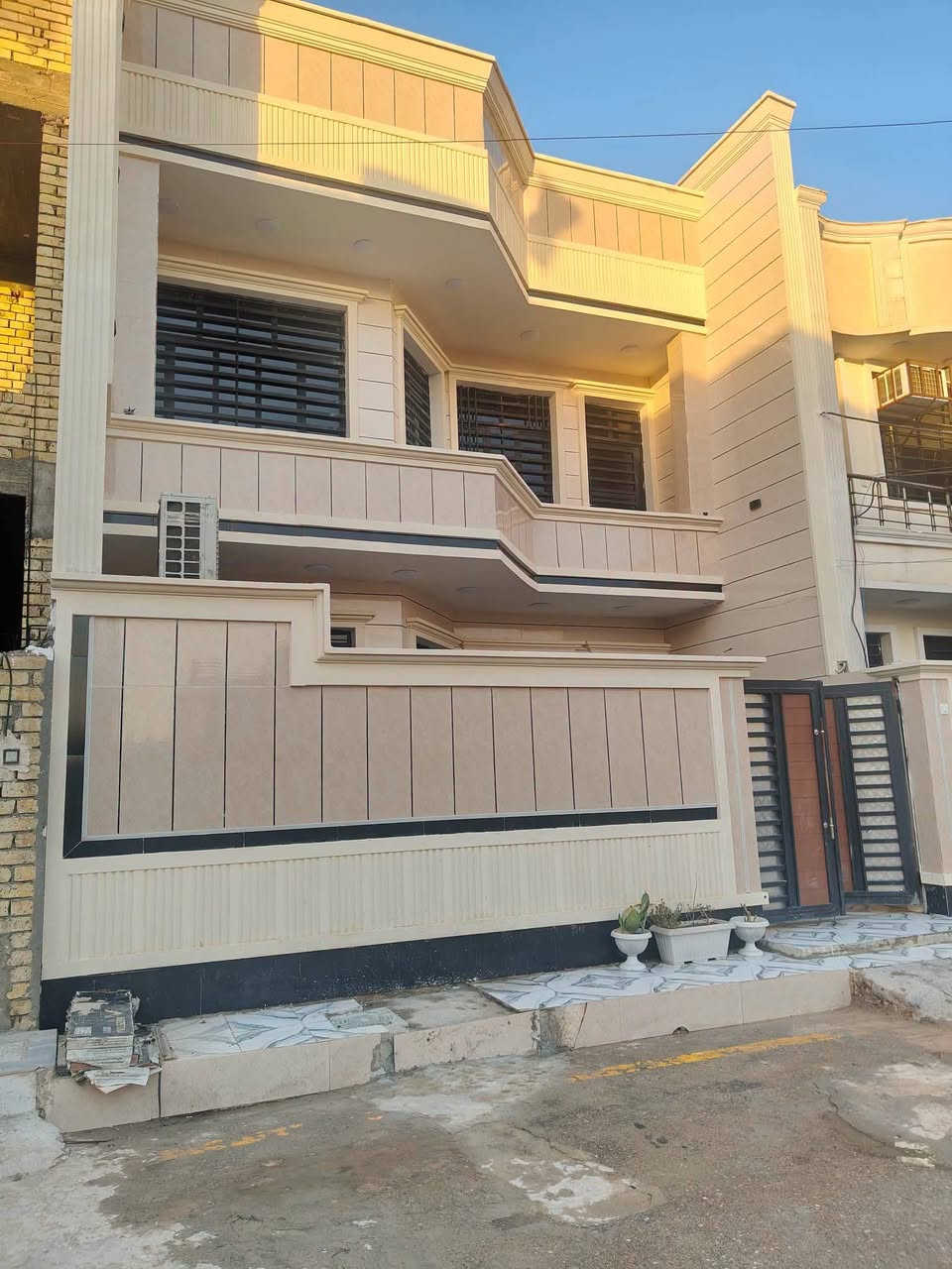 بيت الأحلام بانتظارك! 🏡 مساحة 150 متر بتصميم حديث وجودة بناء ممتازة، 6 غرف نوم موزعة على طابقين. موقعه خرافي في الزعفرانية، جاهز للسكن فورًا! السعر 170 وبيه مجال. لا تفوت الفرصة! 

***********
