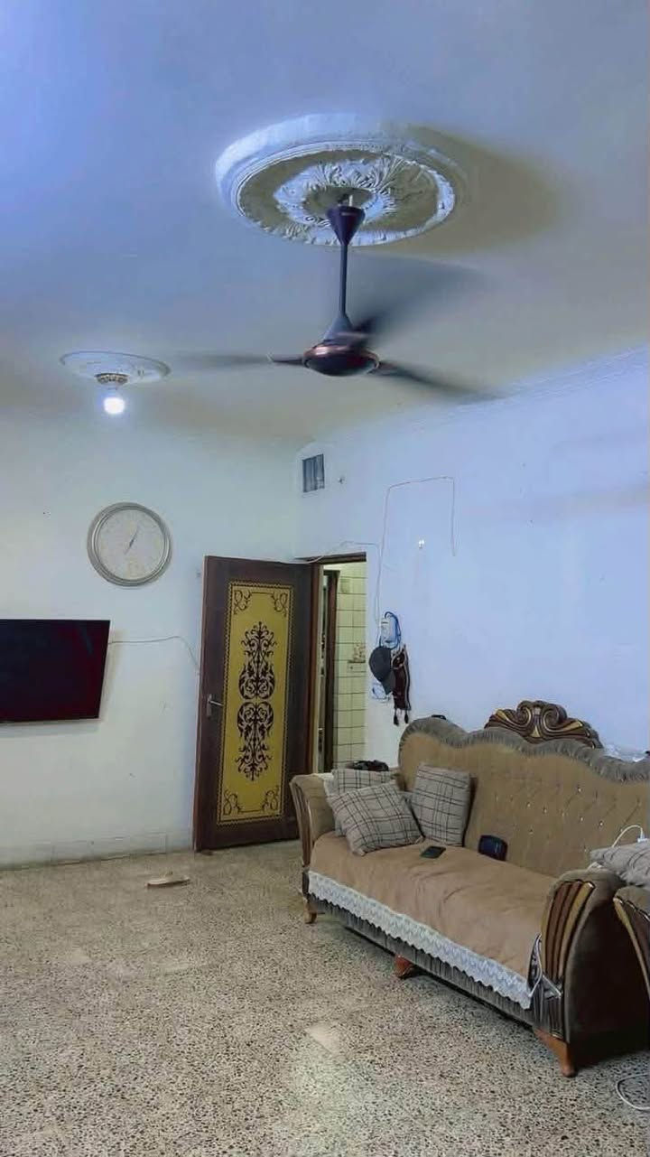 اللهم صل على محمد وال محمد
السلام عليكم /بيت طابو ملك صرف

الكمالية / حي الزهراء / شارع المصرف / قرب ام محمد القابلة بالفرع بصف الركن
عرض الشارع عشرة متر

البيت بأسم شخص واحد

تفاصيل البيت

مسلح طابقين

المساحة الكلية ٢٠٢ ونص

الواجهة ٩ متر و  ٢٠ سم 
النزال ٢٢

الطابق الارضي

كراج + حديقة + مدخل + استقبال + هول + صالة + غرفة + مطبخ + صحيات

الطابق الثاني

غرفتين نوم + صحيات

البيت بي ترك جانبي وخلفي

السطح شتايكر جديد قبل فترة كمل

السعر ٢٢٠ وبي مجال

رقم صاحب العقار

***********
