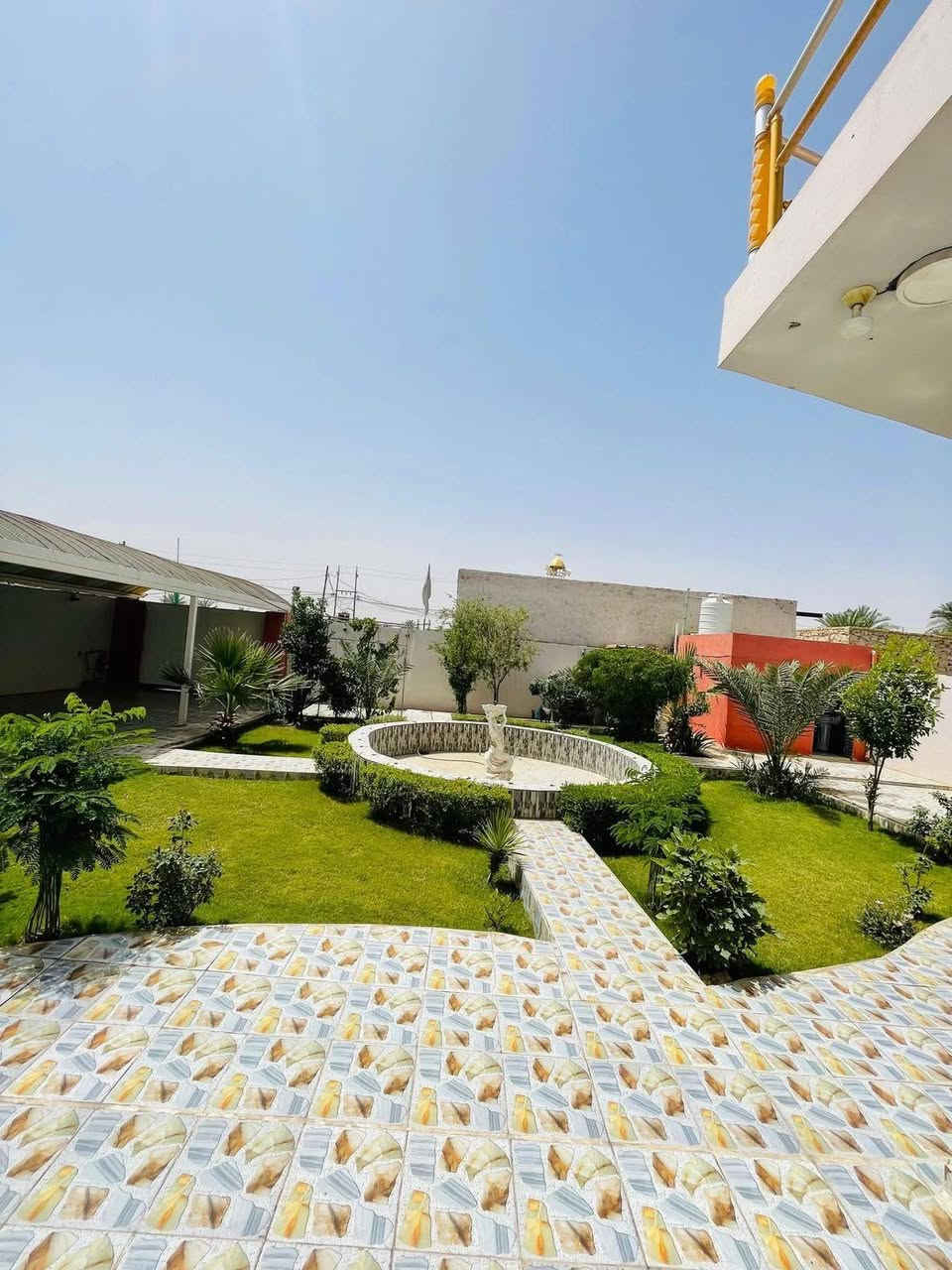 دار للبيع
في المناذرة حيرة (طريق الصنين) . 

 (منطقة الرويطات )👈🏻مجاور جامع ذو الفقار 

 دونم طابو زراعي سند 25 ب اسمي 

المساحة 300بناء مع الأثاث 

مع هيكل دار 150متر 

التفاصيل. الدار مكون من 4 غرف 

مطبخ 4 ×6
  

صالة 4 ×6

إستقبال 5 ×13

هـول 5 ×10
وصحيات داخل وخارج  
وحدايق  امامية وخلفية 
الاستفسار على الرقم
***********
