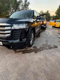 لاند كروز اسود ٢٠٢٤ ماشيه ٣٠kmسياره مغلفه BBfبيها بارد جاملغ الخلفي ور...