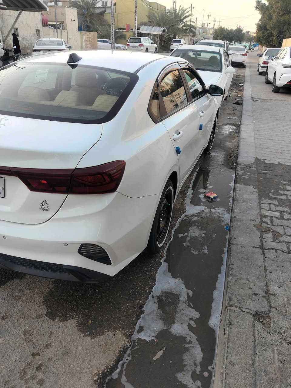 السلام عليكم سيراتو موديل 22 للبيع رقم اربيل دولي مكفوله من ضربه وصبغ والسونار موجود بالصور مواصفات تبريد قطعتين داخل بيجي شاشه وكامرة لد امامي مكينه وكير وحداديه خير من الله سعرها 155 وبيها مجال السيارة عليها غرامه بأربيل 6 اوراق تنزل من سعر السيارة مكانها نجف للاتصال ***********
