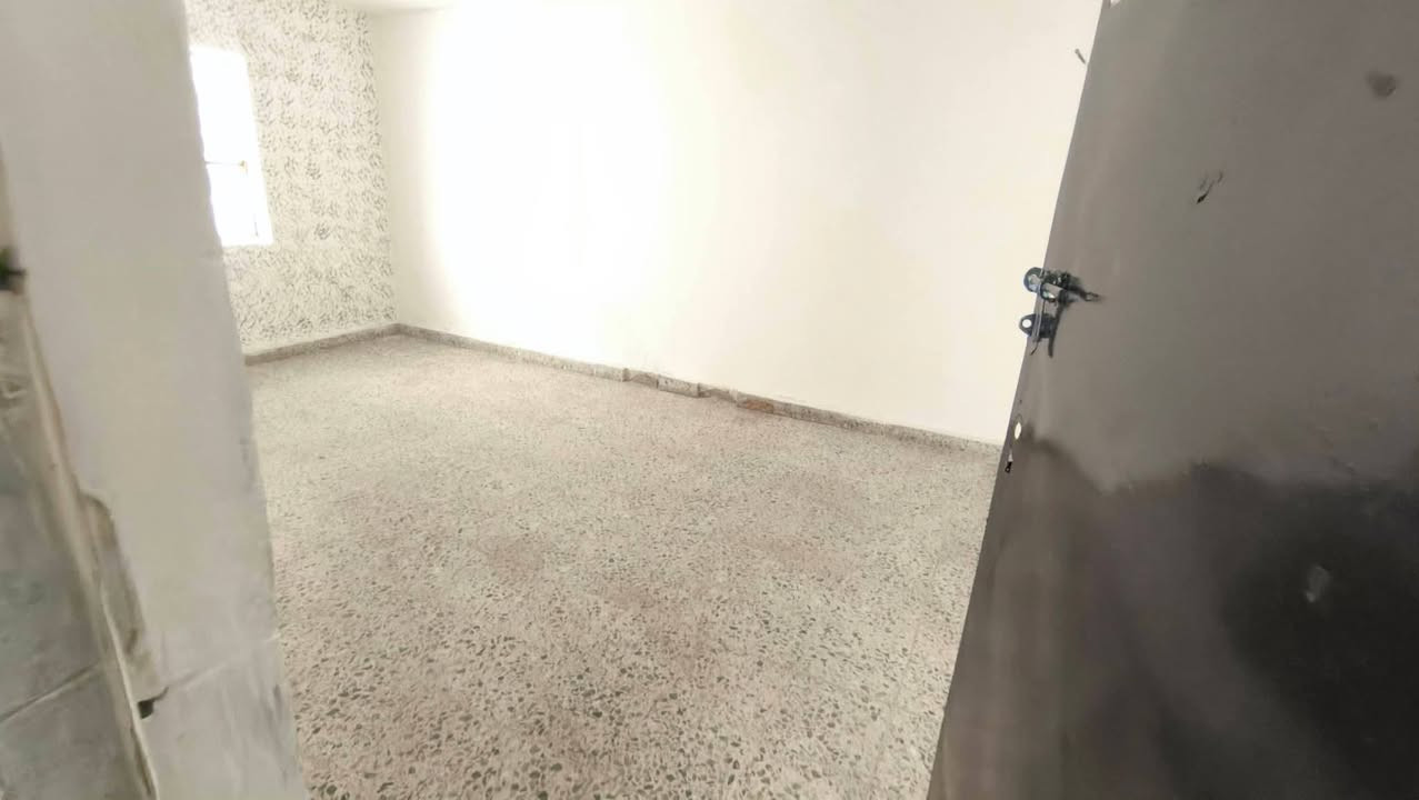 بيت بالاربع شوارع مساحة 300  متر
3 غرف 
3 حمامات
مطبخ 
هول 
بيتونة
يحتوي على 2 تانكي
مجاري جديدة 
كهرباء جديدة
للايجار تجاري او سكني
***********
